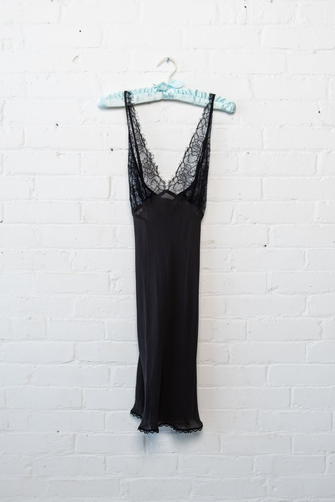 最終価格‼︎victoria's  secret肩ロゴがかわいいスリップ Victoria's Secret Silk Cross Back Slip – Calico