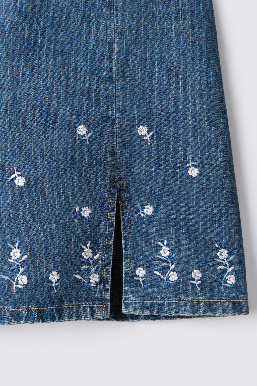 90s Quizz Embroidered Mini Skirt