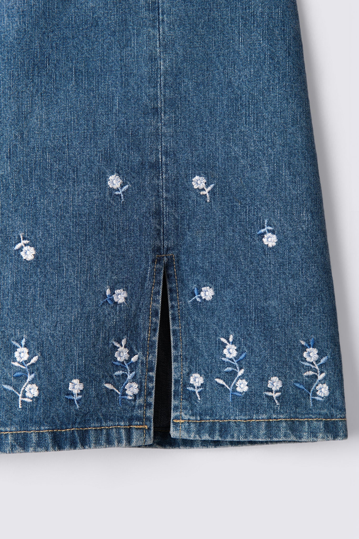 90s Quizz Embroidered Mini Skirt